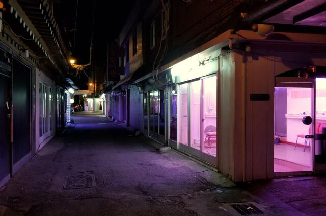 千戸市場に隣接していた色町。飾り窓が秋波を送っている