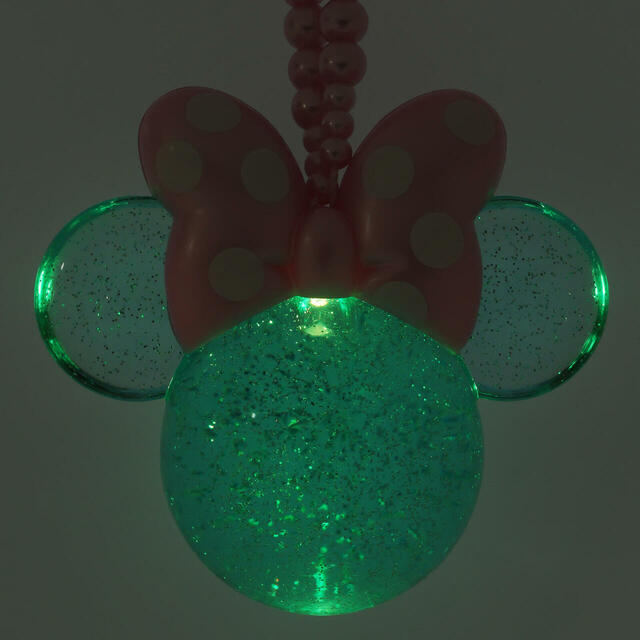 光るおもちゃ 1,600円｜東京ディズニーリゾート「ミニーの日」グッズ｜販売店舗：東京ディズニーランド「グランドエンポーリアム」、東京ディズニーシー「タワー・オブ・テラー・メモラビリア」｜発売日：2025年3月2日（日）