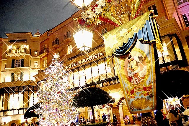 メディテレーニアンハーバーのツリーとイベントバナー。きらびやかなパークの玄関口。©Disney