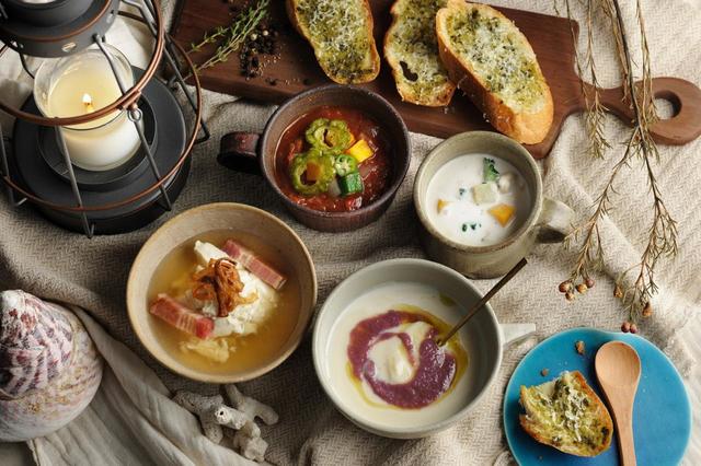 4種類のスープメニュー。「具沢山のミネストローネ」：トマトにゴーヤー、黄色の人参などカラフルな野菜がたっぷりのスープ／「ヒバーチ香るクラムチャウダー」：島胡椒と呼ばれる沖縄のスパイスをあわせた、海鮮の旨味たっぷりのチャウダー／「ゆし豆腐のコンソメスープ」：沖縄のふわふわの豆腐“ゆし豆腐”に厚切りベーコンを合わせた優しい塩味のスープ／「紅芋とカリフラワーのポタージュ」：真っ白なカリフラワーに、色鮮やかな紅芋を合わせたクリーミーなポタージュ