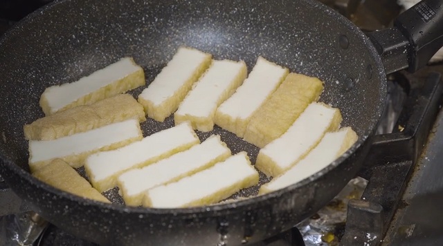 厚揚げは両面ともしっかり焼く