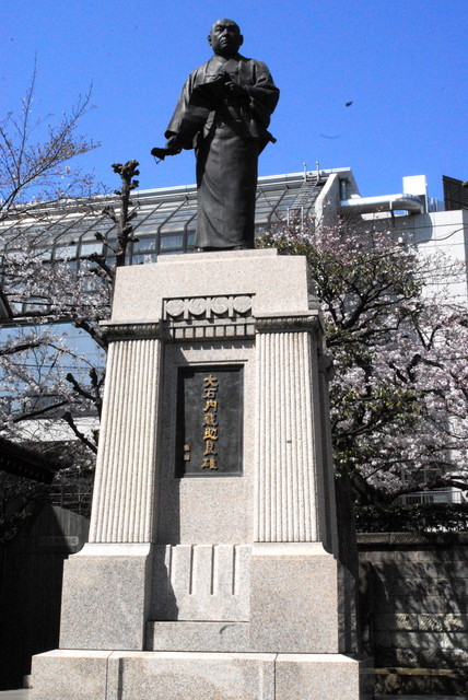 【泉岳寺】門をくぐると、赤穂浪士の47名を指揮した大石内蔵助の像が建っています。