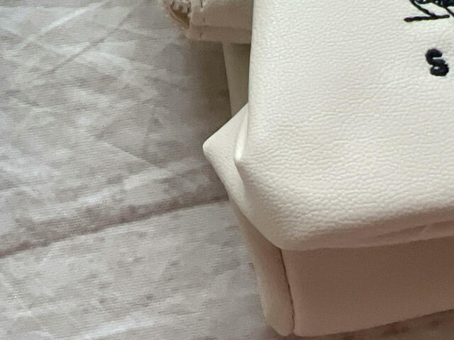 素材はPVC。シボ感のあるリッチなレザー調の生地