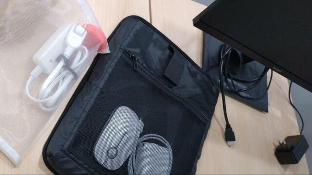 【ワークマン 防水カジュアルバッグ】PCケースのメッシュポケットにマウスやコードを収めると、仕事場で一式そのまま取り出してすぐに作業に入れました