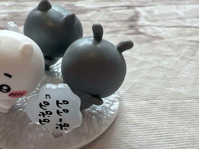 こちらにはカニちゃん（カチューシャなし）のようなモブが。吹き出しはアニメでも使用されていたラジオ体操の呼び込みくんの音楽ですね♪