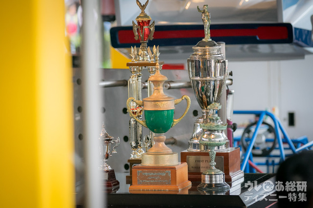 途中にある優勝カップは…? 