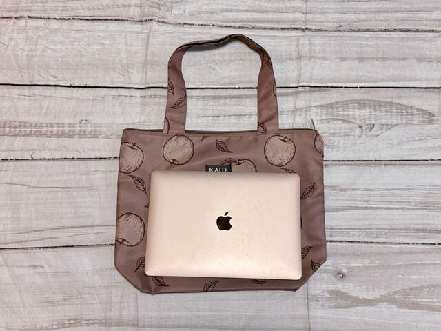 【カルディ りんごバッグ】13インチのMacBook Airもラクラク入る大きさです！