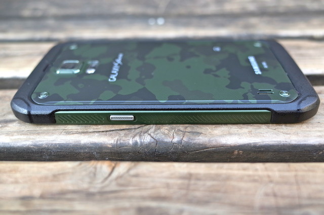 側面にアクティブキーを設置。ワンプッシュでお気に入りアプリを起動できる。[GALAXY S5 ACTIVE]