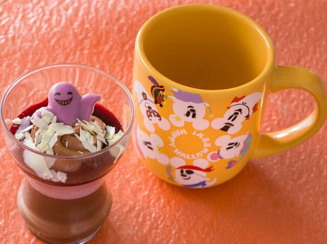 カシス＆チョコムース 550円（スーベニアカップ付きプラス550円）｜「ディズニー・ハロウィーン」スペシャルメニュー｜東京ディズニーリゾート40周年“ドリームゴーラウンド”｜販売店舗：東京ディズニーランド「スウィートハート・カフェ」、東京ディズニーシー「ザンビーニ・ブラザーズ・リストランテ」｜発売日：2023年9月1日（木）
