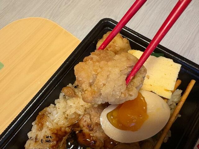 【ロピア 鶏・鳥・鶏めし弁当】唐揚げのカリッと感もアクセントになって嬉しい♪