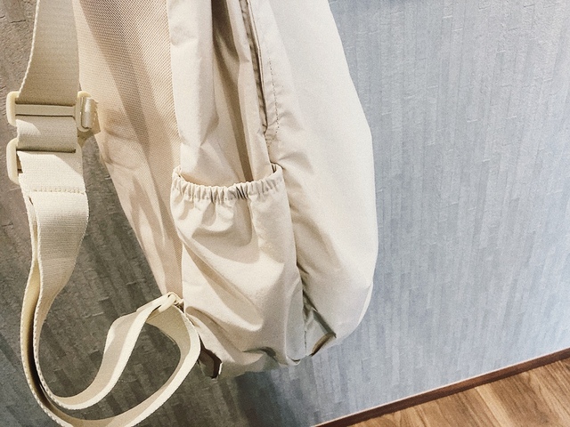 【UNIQLO U　ドローストリングバックパック】ペットボトルなどを入れられるサイドポケットも！