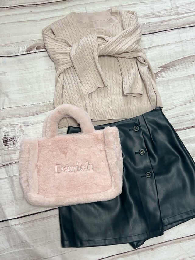 ちょっとクールなレザーアイテムを使ったコーデにもってもGood!大人っぽく持ちたい時はハンドバッグで持つのがおすすめ♪