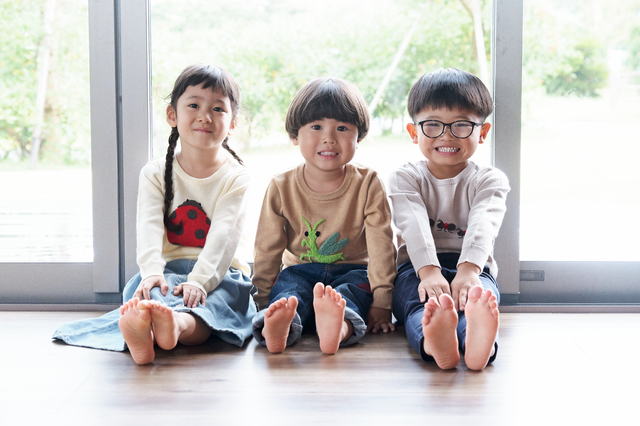 さがら刺繍のニット（テントウムシ、カマキリ、アリ）