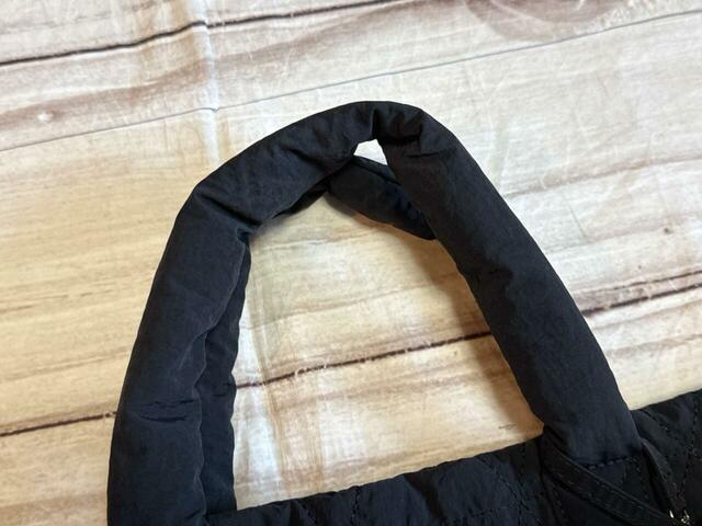 持ち手は肩がけできる長さ。綿入りでふかふかなのもうれしい