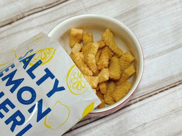 【カルディ レモンバッグ/塩レモンひねり】おせんべいのようなスナックで、サクサク食感がGood!塩味のあとにレモンの風味がふわっと広がります♪内容量は30g