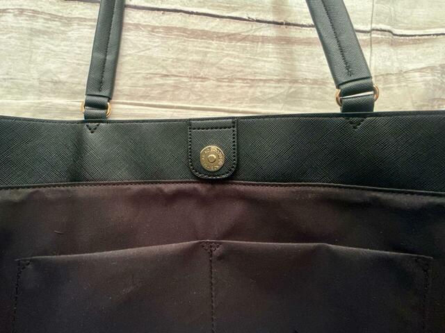 内側のフロント側には仕切りポケットが2つついています