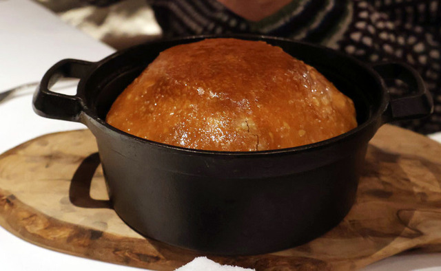 南部鉄器で焼かれたパンは、カリふわで甘く絶品！