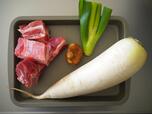材料はダイコン、スペアリブ、ショウガ、ネギのみ。思い切ってダイコン１本を使い切る