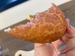 【セブン-イレブン お店で揚げたカレーパン】決して油っぽくない軽い食べごたえです