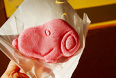 USJスイーツ／スヌーピー・バックロットカフェ　スヌーピーのもちもち焼き いちご味 420円