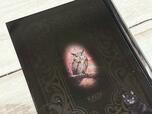 【カルディ 魔法辞書クッキー缶】背面は厳かな雰囲気のフクロウのプリントが。細部まで美麗なデザイン!