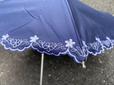 【しまむら 晴雨兼用折りたたみ傘 刺繍 草花 中紺】かわいい傘と毎日一緒!