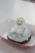 スノーギースがちょこんと乗ったベイクドチョコレートドーナツ。