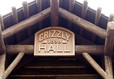 劇場の名称は「グリズリーホール」」