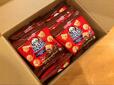 【コストコ ハローパンダ】箱の中には赤いパッケージがぎっしり、開けた瞬間の量に圧倒されます♪