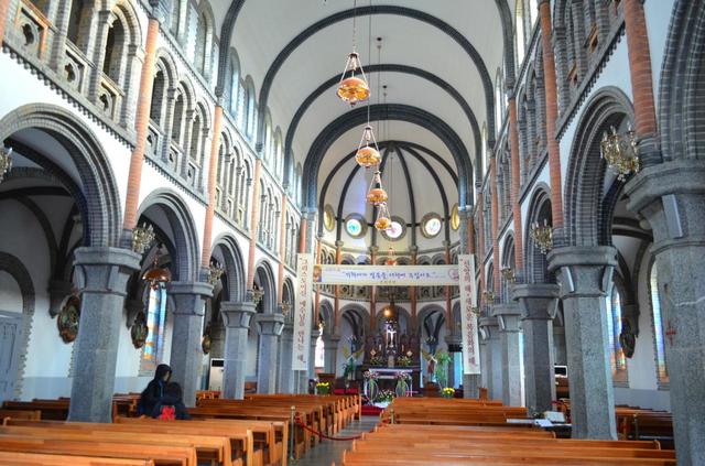 【韓国・全州】殿洞聖堂の内部。結婚式の会場としても使われる