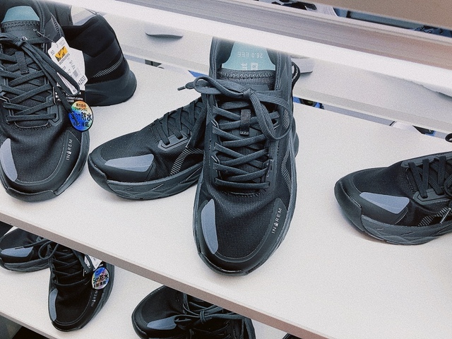 【ワークマン 防水シューズハイバウンスレイン】接地面から5cmまでの防水設計で、路面からの水の侵入を防ぎます