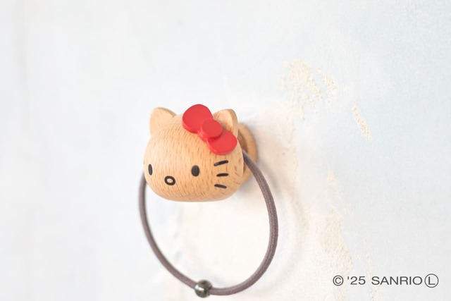 【ハローキティ「マグネットハンガー（レッド）」1,980円】立体のキティちゃんとリボンが目を引くマグネットハンガー