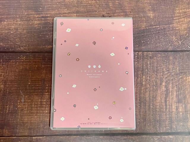 【ちいかわ 豪華版1 フロッキーフィギュア6体セット付き】裏面にもかわいい柄が♪