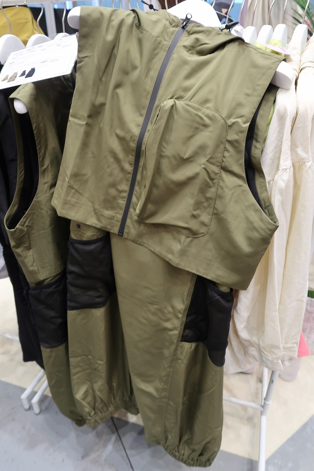 「アクティブセットアップ」カーキはアクセントに黒が使われています