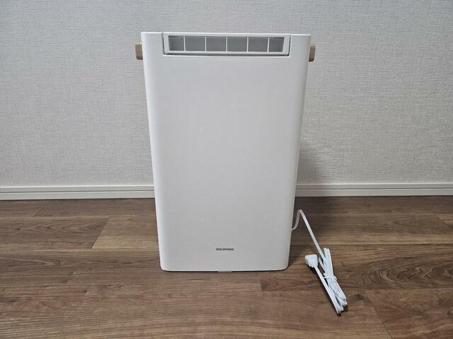 【アイリスオーヤマ　衣類乾燥除湿機】サイズは（約）幅32.2×奥行21.1×高さ46.4cm。コンパクトで場所を取りません！