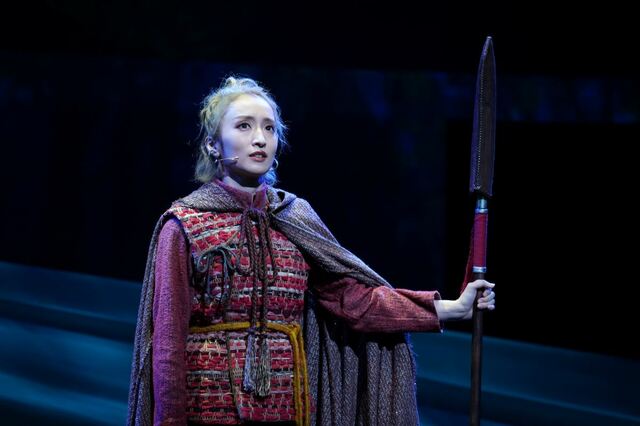 音楽劇『精霊の守り人』より、バルサ役の梅田彩佳