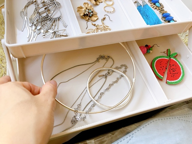 【3COINS ツールボックス】アクセサリーの収納に使ってみました。中段にはネックレスを