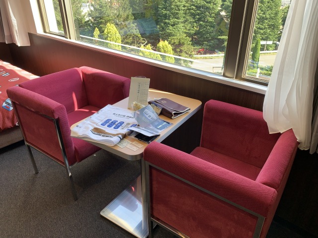 窓側の席もなんだか列車のシートに思えてきます