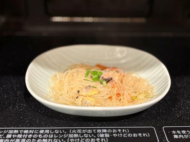 【ロピア 台湾風もり盛りあさりビーフン】お皿に取り分けて電子レンジでチン◎