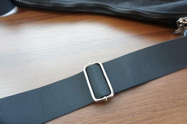 最長120cmまで伸びるショルダーストラップ