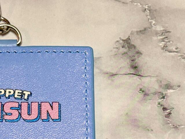 【パペットスンスン×サンキューマート第4弾／リール付きパスケース】素材はレザー調の生地。高級感のある生地です