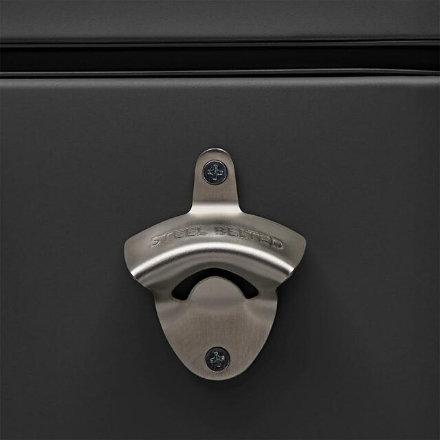 【コールマン 54QT スチールベルトクーラー（ミッドナイト）】ボトルオープナーも付いています