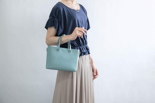 【しまむら「本革仕立ての大人向けレザーバッグ」】すっきりと爽やかなブルー