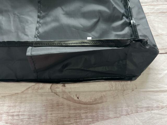 内側の両サイドにはポケットが1つずつついています（内側もブラックでポケットが見えづらいため、裏返して撮影しています）