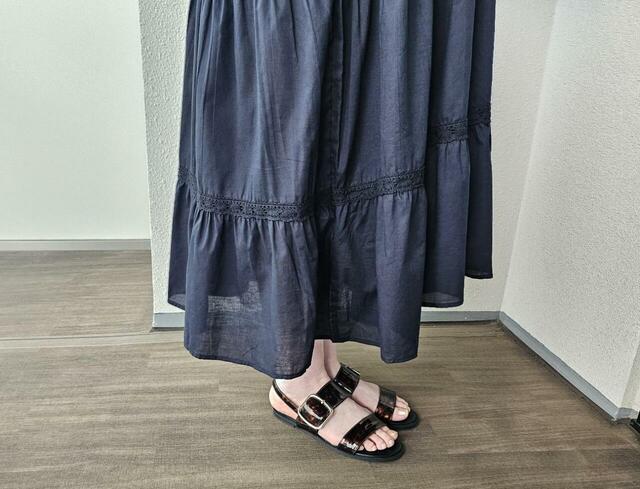 【coca　Vネックレースワンピース】身長153cm・Mサイズ着用。裏地はなく透け感があるので、一枚で着るときはペチコートを合わせるのがおすすめ