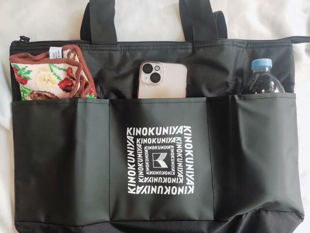 前面には、ポケットが3つついています