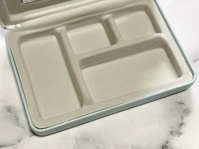 淡いグレーのベルベット調の生地が高級感抜群♪