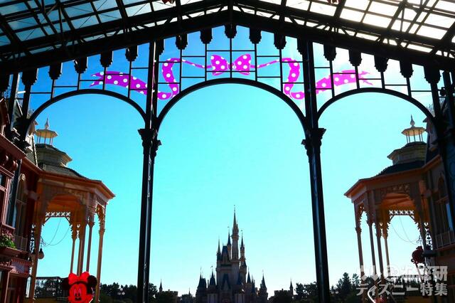 ワールドバザールの上にリボン