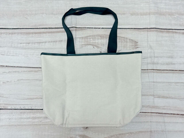 背面はシンプルな無地