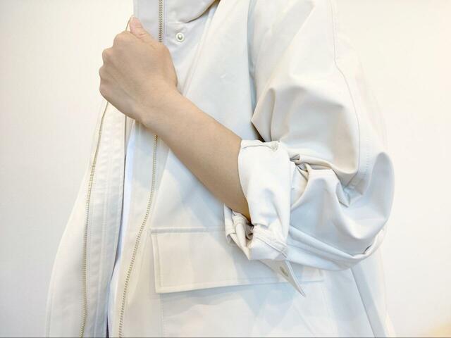 【GU マウンテンパーカ】スナップボタンを外して袖を捲っておくと、こなれ感が出ます♪